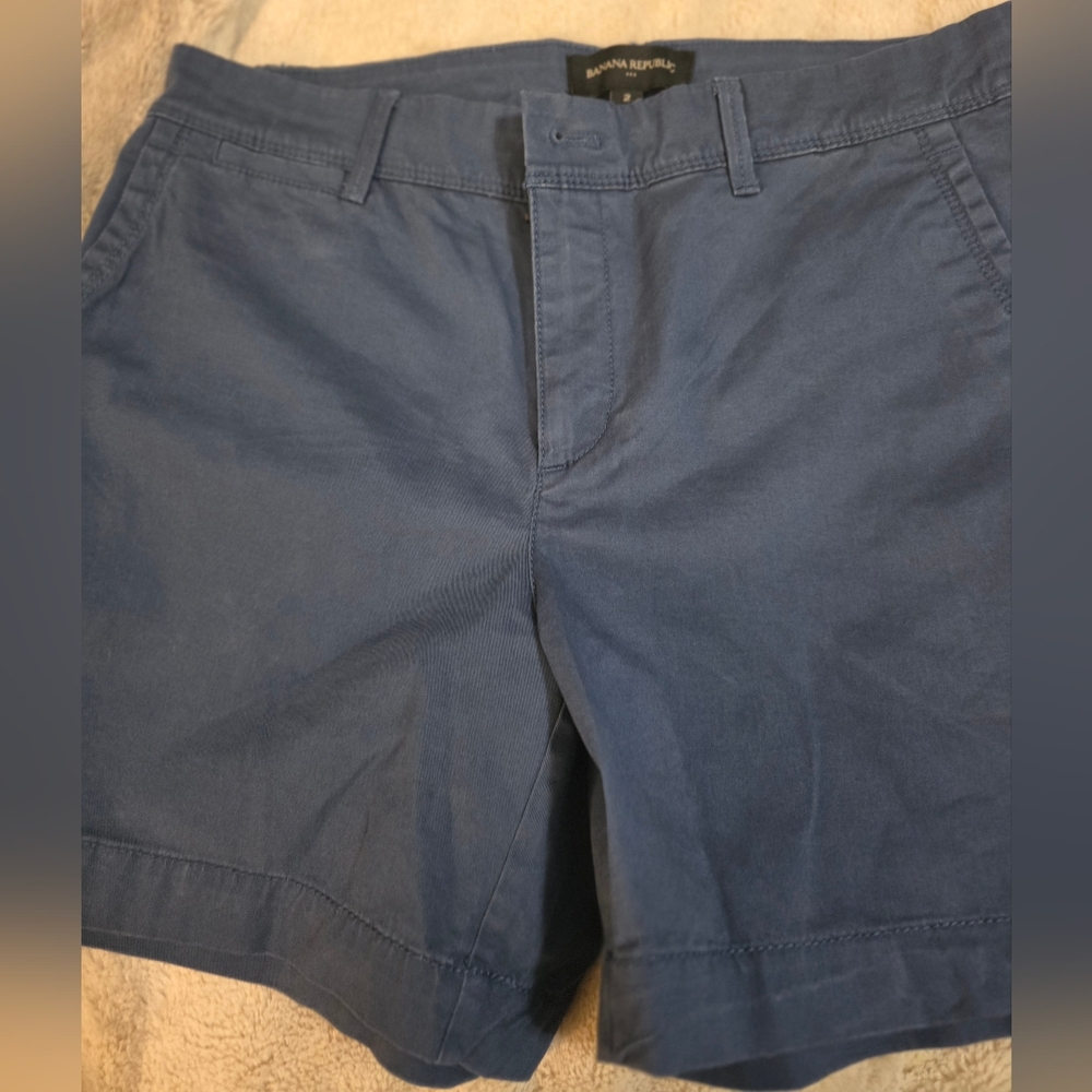 Banana Republic Women's Mid-rise Chino Shorts. Blue . Size 2 .NWOT